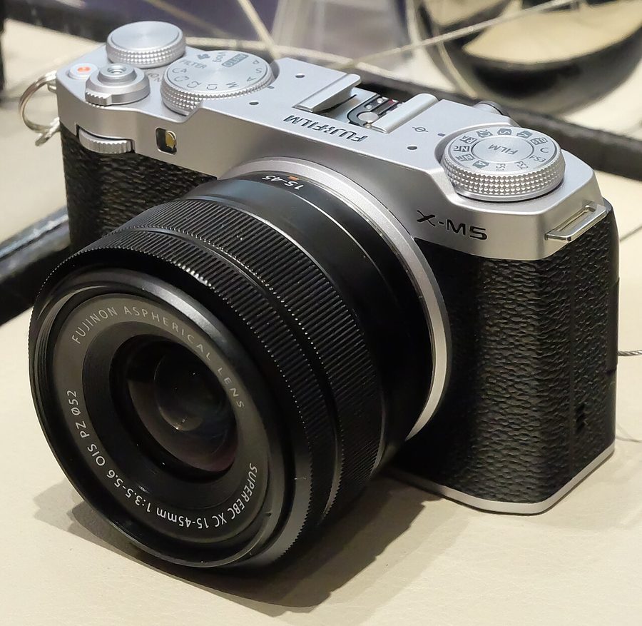 Fujifilm X-M5 (body / 15-45 kit)